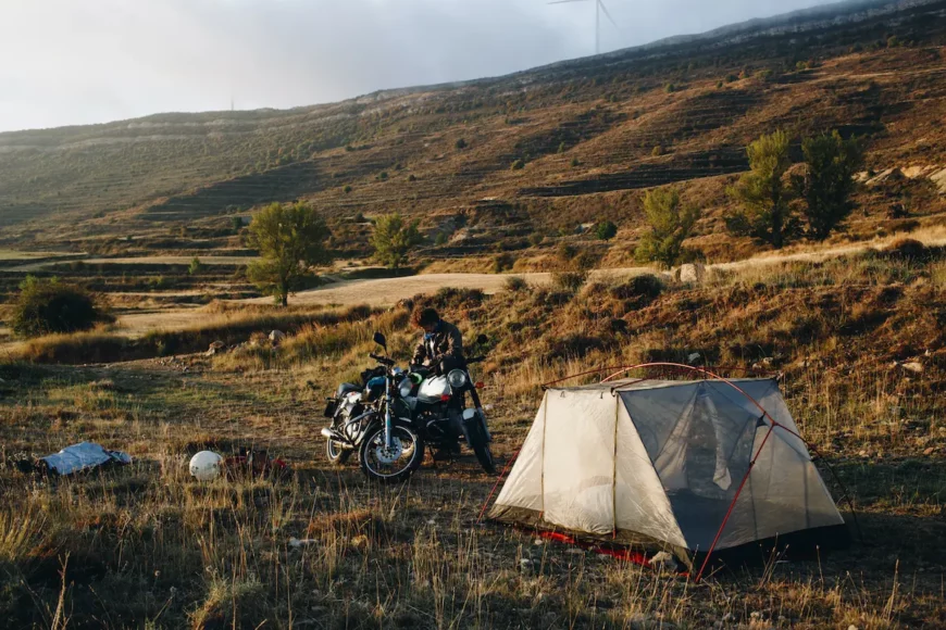 Consejos y trucos para disfrutar de una acampada con moto
