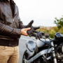 ¿Es obligatorio llevar guantes en la moto?