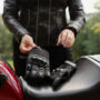 Accesorios imprescindibles para conducir moto en otoño