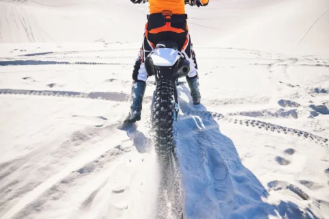 Guía completa para elegir neumáticos de invierno o mixtos para motos: cuándo cambiarlos y por qué