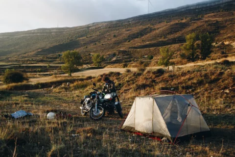 Consejos y trucos para disfrutar de una acampada con moto