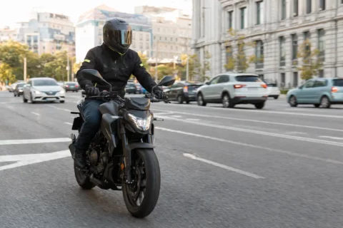Normativa para motos: novedades, circulación urbana, ZBE y multas