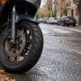 Cambiar neumáticos de moto en otoño para evitar sustos con las primeras lluvias en Madrid